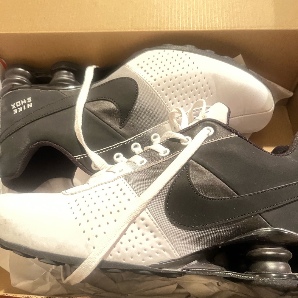 Like NEW Nike Men’s White and Black Shox for training or a fit look 🏈🏀🏈👟👟⚽️